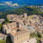 Vista panoramica di un borgo medievale abruzzese, con strade acciottolate e antiche abitazioni.