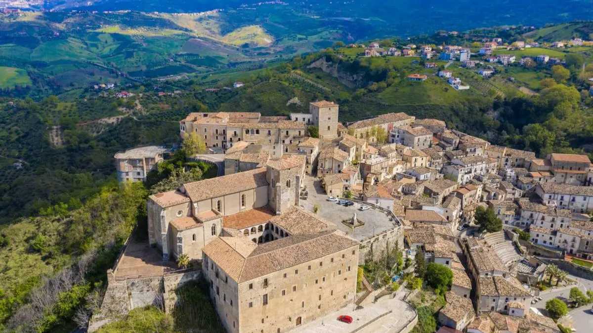 Vista panoramica di un borgo medievale abruzzese, con strade acciottolate e antiche abitazioni.