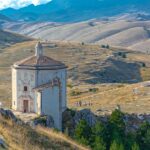 Paesaggio naturale dell'Abruzzo, con montagne, boschi e laghi, rappresentativo delle mete poco conosciute.