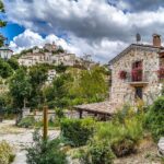 Casa in un borgo turistico italiano con vista panoramica, ideale per affitti vacanzieri.