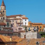 Immagine di un borgo italiano con negozi tipici e turisti, simbolo dell'imprenditorialità nel 2026.