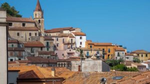 Aprire un'attività in un borgo italiano nel 2026: quanto costa davvero