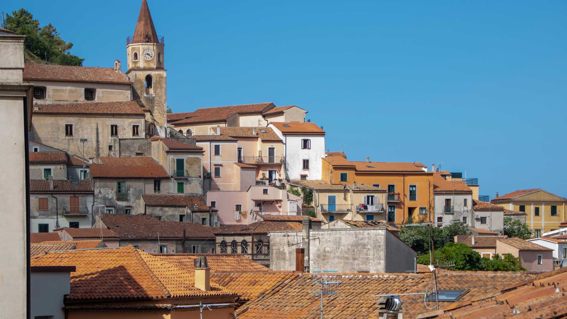 Immagine di un borgo italiano con negozi tipici e turisti, simbolo dell'imprenditorialità nel 2026.