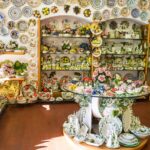 Vista panoramica di un borgo colorato famoso per la ceramica in Italia.