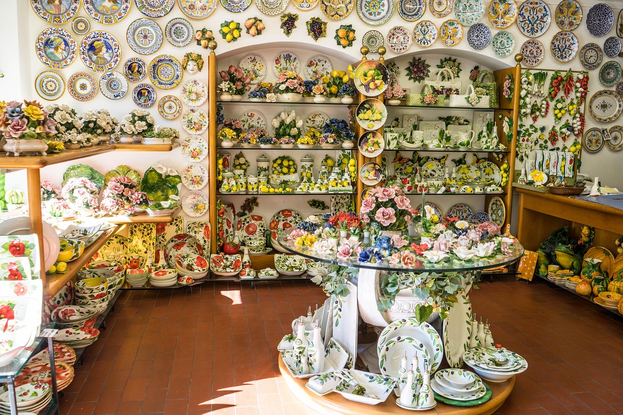 Vista panoramica di un borgo colorato famoso per la ceramica in Italia.