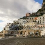 Vista panoramica del borgo autentico della Costiera Amalfitana, circondato da natura e tranquillità.