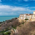 Paesaggio italiano primaverile ideale per viaggi economici a marzo 2026.