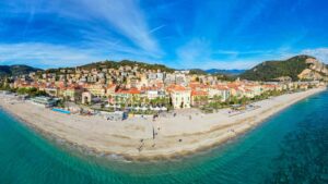 Vista panoramica della Riviera ligure, con paesaggi incantevoli e borghi caratteristici.