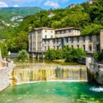 Vista panoramica delle colline e borghi da esplorare durante una gita da Milano.