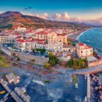 Panorama mozzafiato di una meta turistica vicino Napoli, con montagne e cielo azzurro.