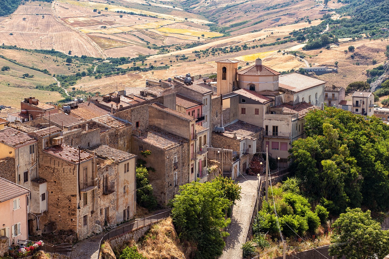 Borgo pittoresco italiano, con strade acciottolate e architettura storica, meno noto di Venezia.