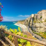 Panorama di un antico borgo calabrese immerso nella natura, lontano dalle affollate spiagge.