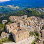 Veduta panoramica del suggestivo borgo molisano, caratterizzato da antiche case in pietra e paesaggi mozzafiato.