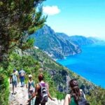 Panorama mozzafiato lungo il sentiero degli dei con montagne e vegetazione rigogliosa.