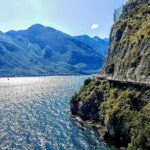 Panorama del Lago di Como dal sentiero del Viandante, con montagne e vegetazione circostante.