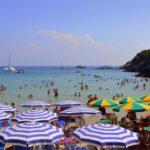 Spiaggia deserta in Italia, vista panoramica di sabbia dorata e mare cristallino, ideale per una fuga tranquilla.