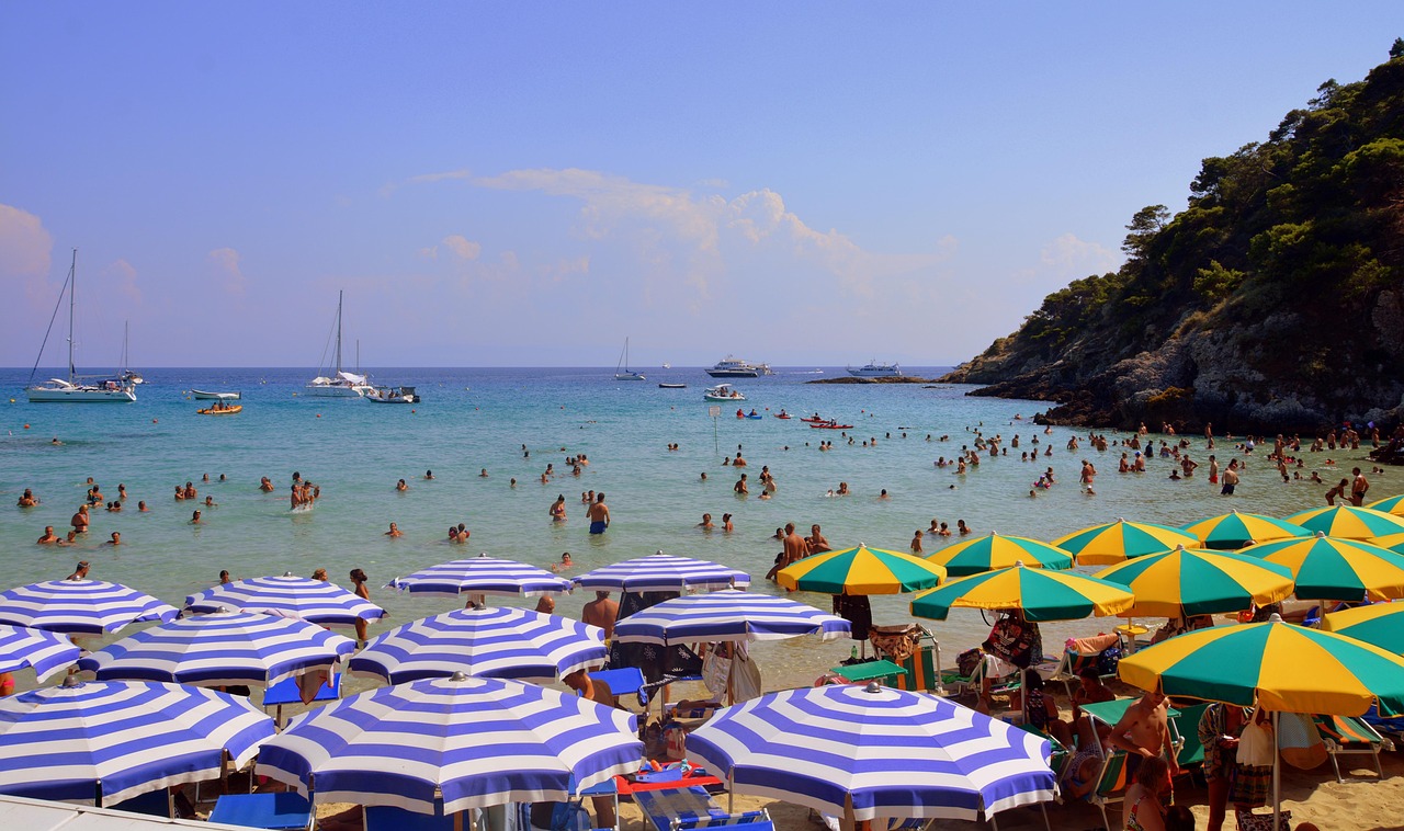 Spiaggia deserta in Italia, vista panoramica di sabbia dorata e mare cristallino, ideale per una fuga tranquilla.