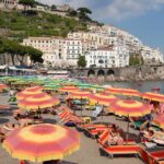 Panorama della Costiera Amalfitana con mare blu e scogliere, ideale per una visita primaverile o autunnale.