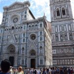 Vista panoramica di Firenze con il Duomo e il Ponte Vecchio, ideale per un weekend senza trappole turistiche.