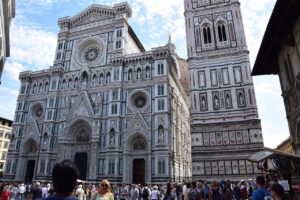 Vista panoramica di Firenze con il Duomo e il Ponte Vecchio, ideale per un weekend senza trappole turistiche.