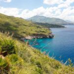 Caletta siciliana con acque cristalline e sabbia bianca, un angolo di paradiso simile alla Thailandia.