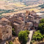 Paesaggio dei pittoreschi borghi siciliani, ideali per viaggi economici e esperienze autentiche.