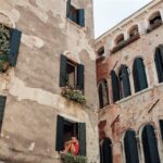 Vista di Venezia con canali tranquilli e pochi turisti, simbolo della visita fuori stagione.